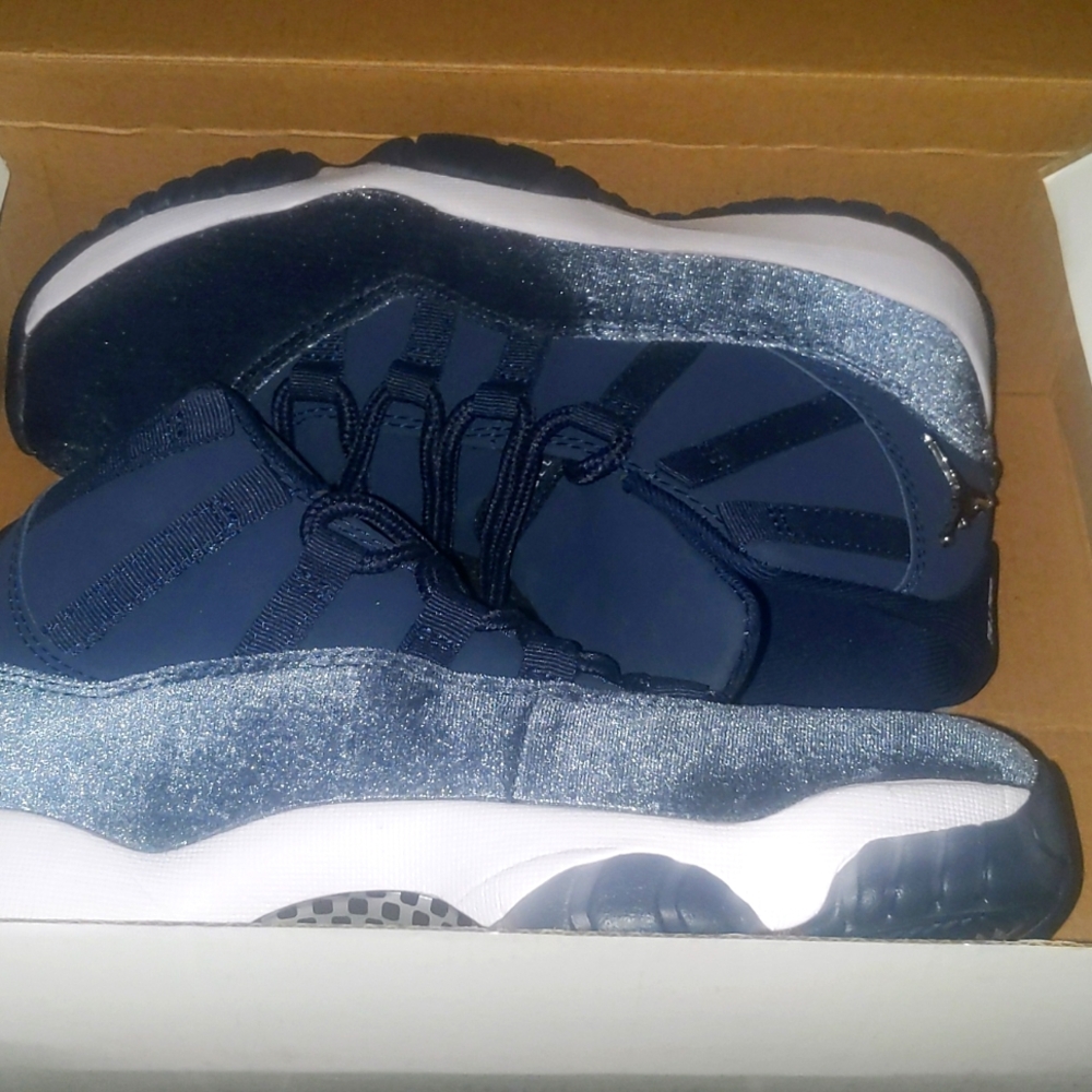 Jordan 11 Midnight Navy Velvet shoes Women size 7 BRAND NEW